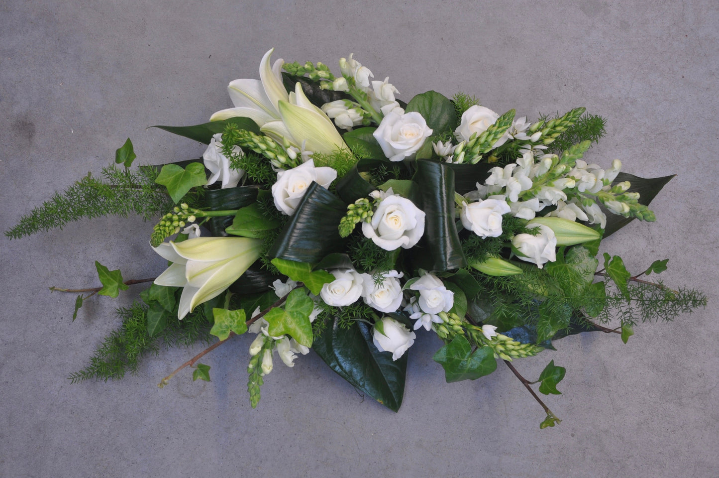 Rouwstuk met witte lelie