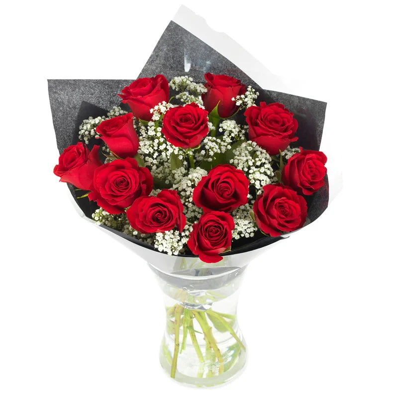 Boeket met rode rozen en gipskruid