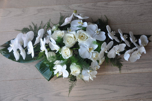 Rouwstuk met witte orchidee